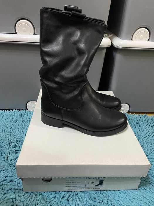 Жіночі зимові шкіряні чоботи з натуральним хутром на низькому каблуку