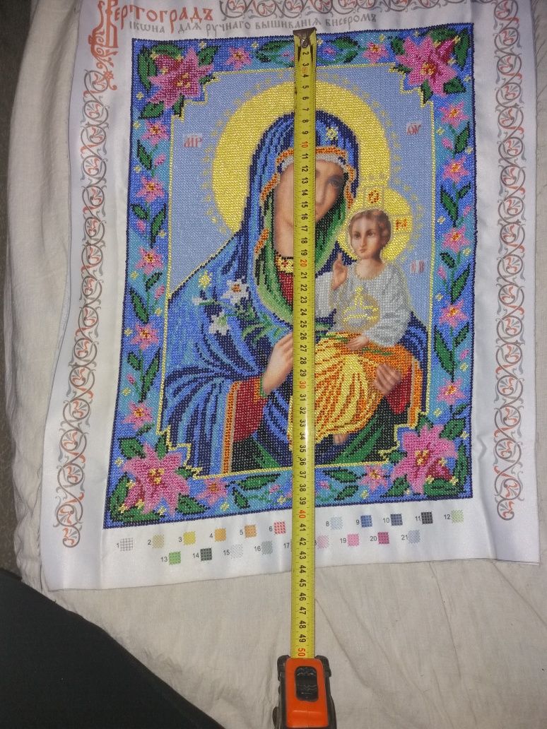 Картина вышитая бисером (икона божей матери с младенцем на руках)