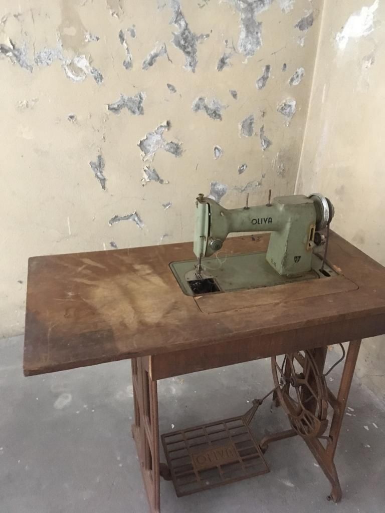 Máquina de costura Oliva c/ mesa