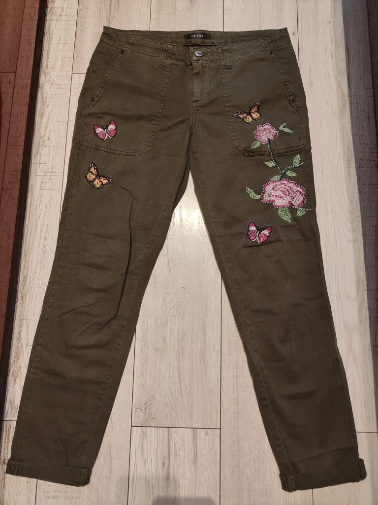 Oryginalne spodnie jeansy jeans do kostek khaki Guess z naszywkami r.M