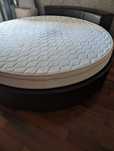 Cama com colchão diam. 2 mt