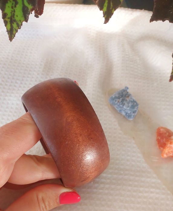 Pulseira de madeira larga