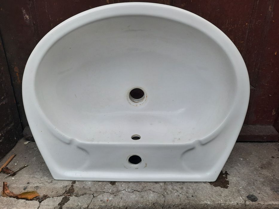 Umywalka wisząca do sciany stojąca nad nogę biała ceramiczna 57 cm