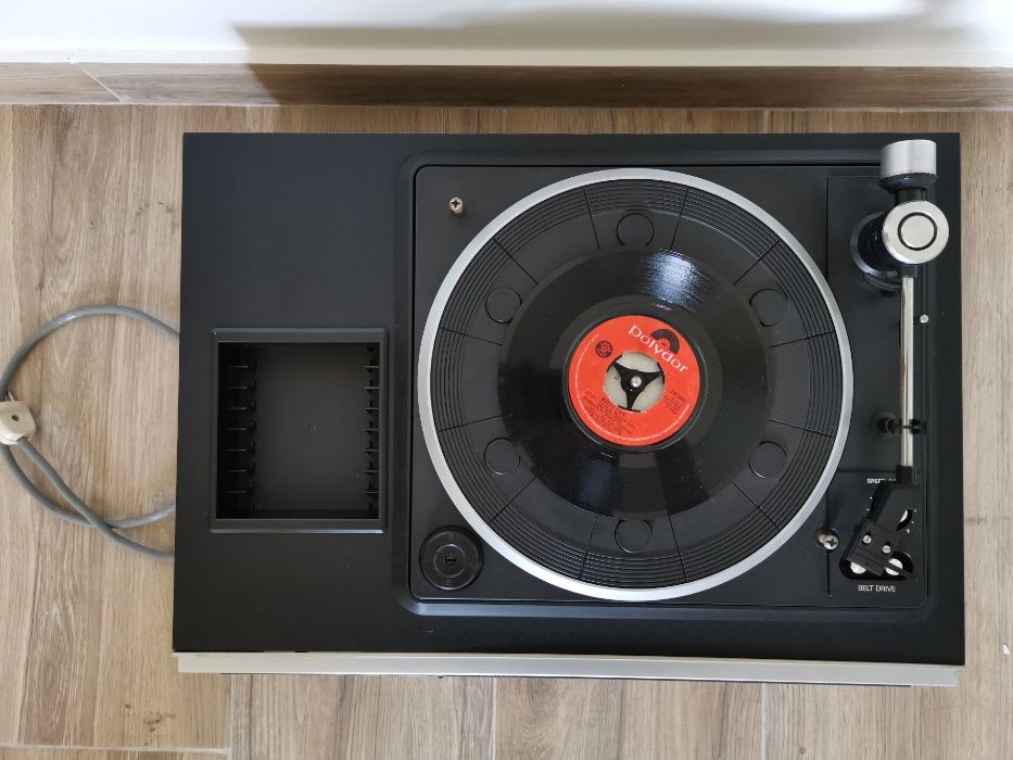 Gira-discos, radio e leitor de cassetetes Philips antigo
