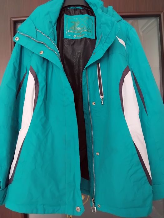 Лыжная куртка  с капюшоном,размер 46