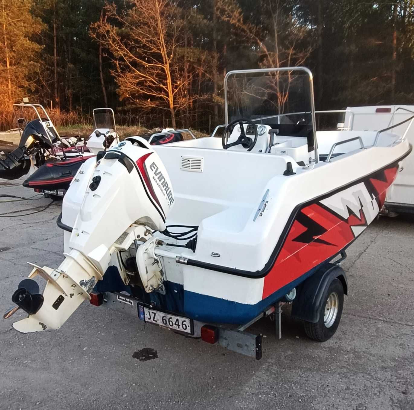 Łódź motorowa z przyczepką silnik zaburtowy evinrude center console