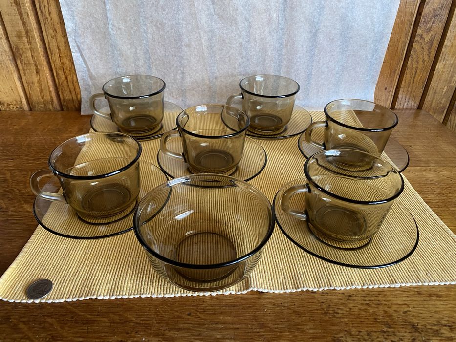 6 filiżanek na spodkach i cukierniczka, ciemne szkło, PRL