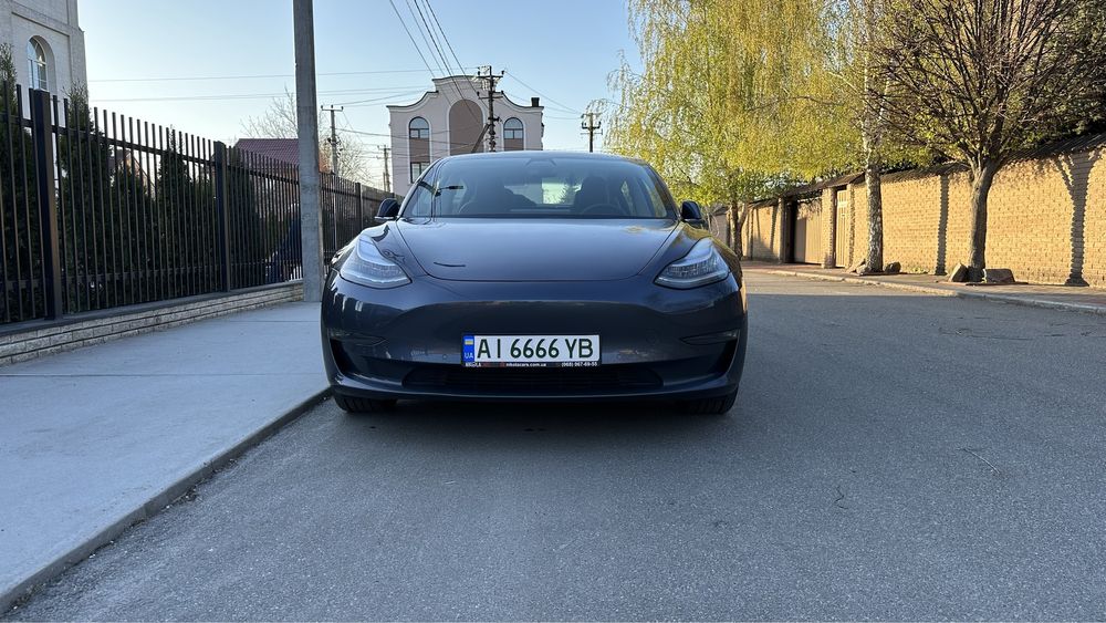 Tesla model 3 SR+