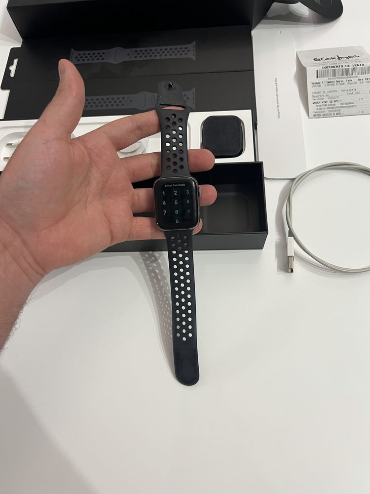 Apple Watch Series 5 GPS + Cellular