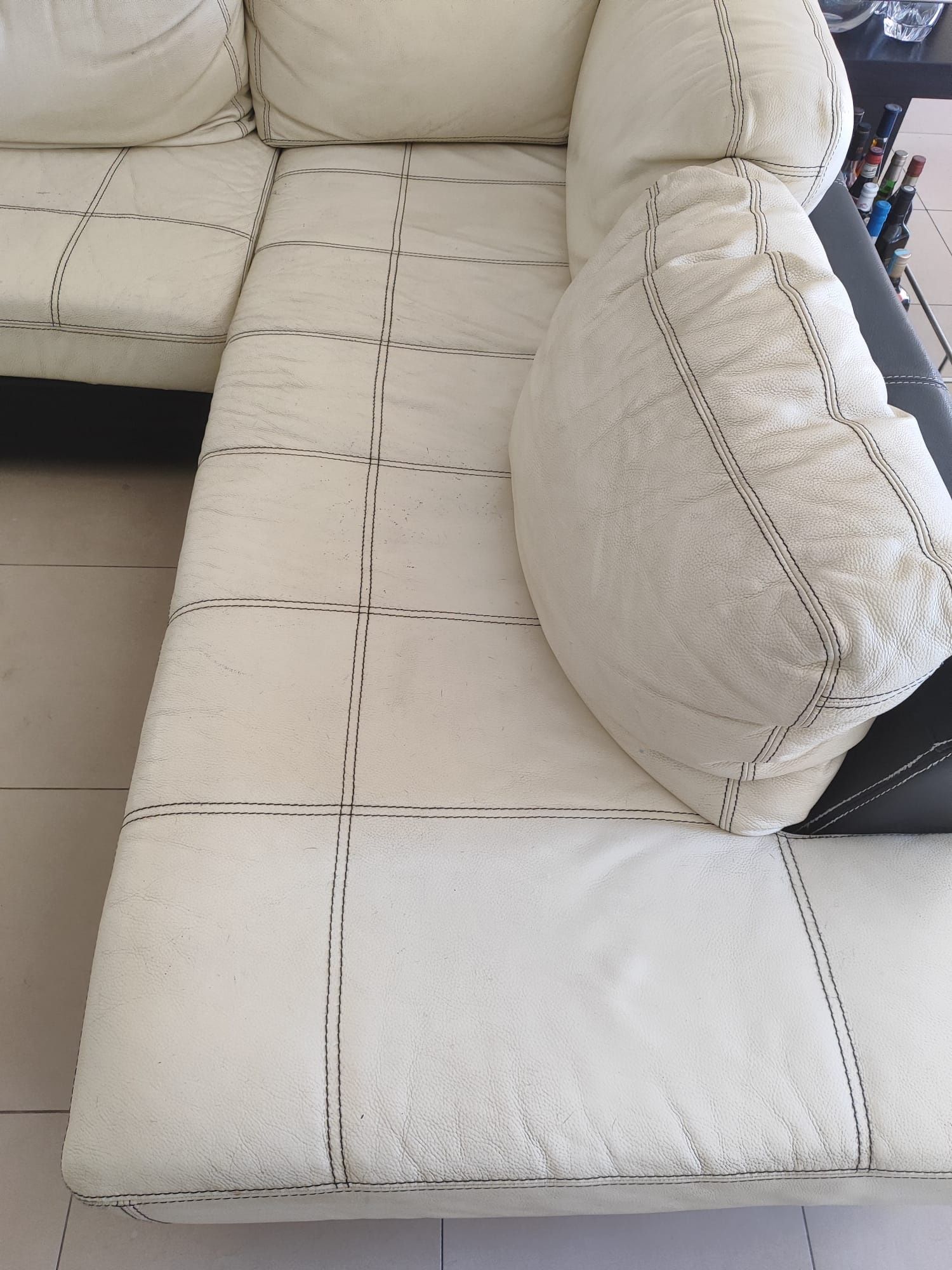 Sofá chaise long em pele. Sofá de grande dimensão