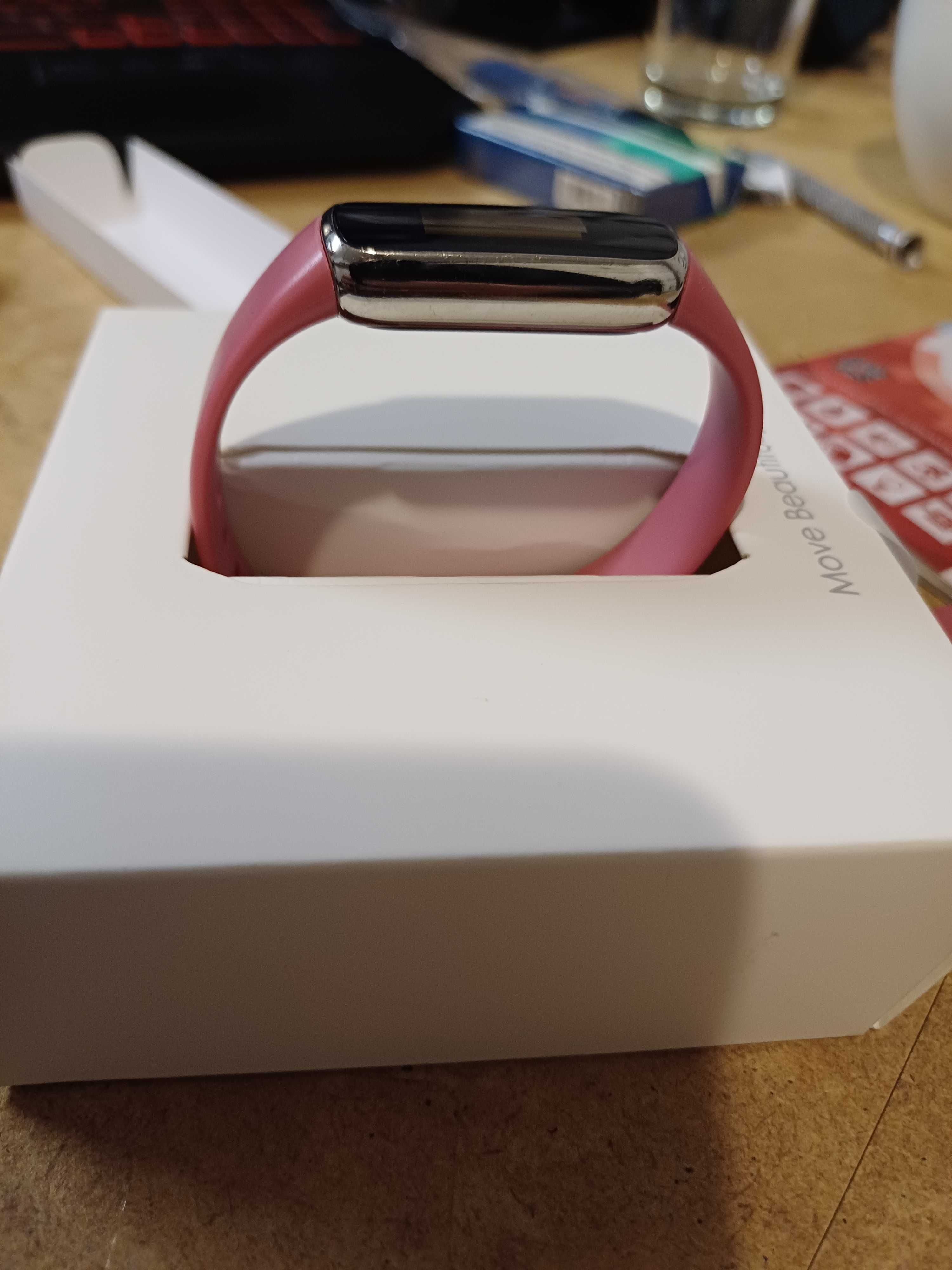 Smartband FITBIT by Google opaska Luxe Platynowa.