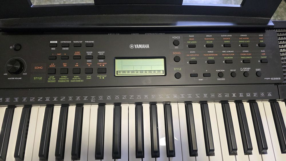Piano teclado Yamaha  com suporte e capa de proteção