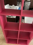 Estante rosa sem portas