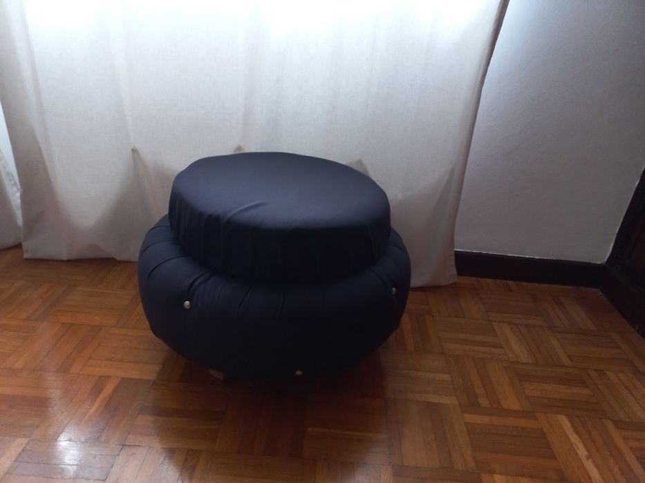 Puff azul com arrumação