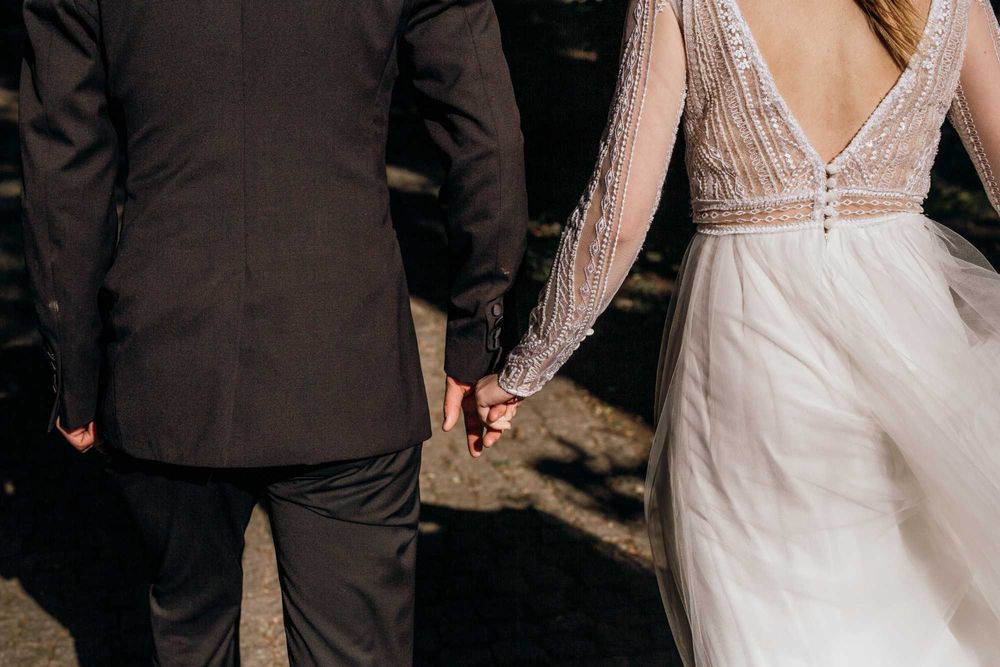 Suknia ślubna na drobną Pannę Młodą (długi rękaw, odkryte plecy, tiul)