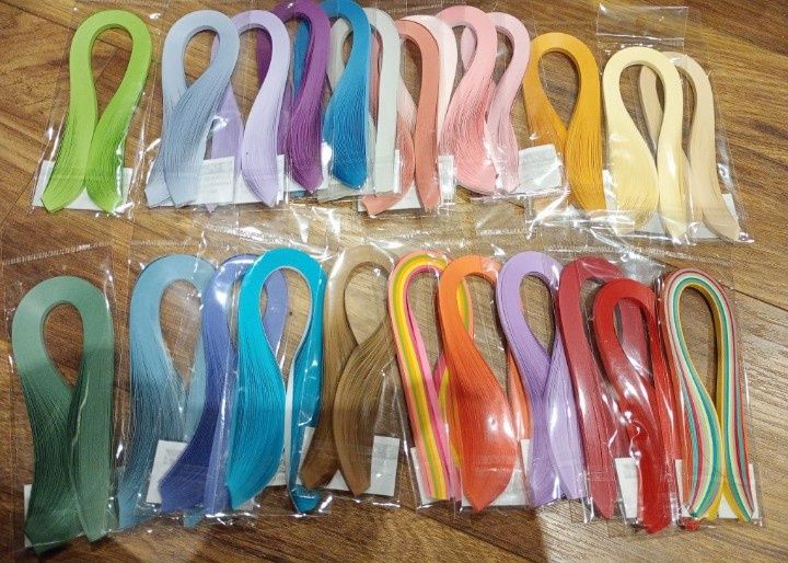 Śliczne paski quilling 4 mm 297 mm długości . Pakiet zawiera 24 opakow