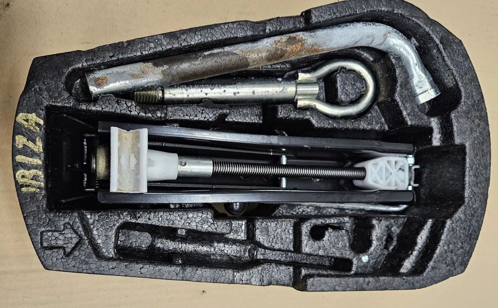 Seat Ibiza 4 IV 6J VW Polo lewarek klucz koła ucho holownicze