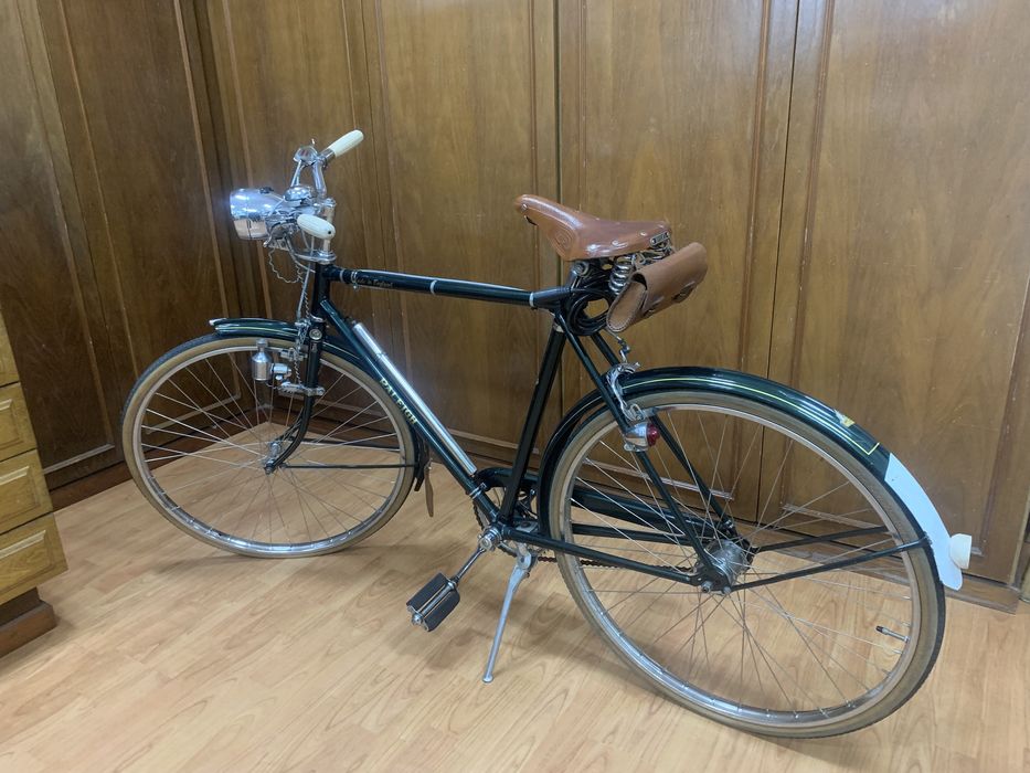 Bicicleta RALEIGH anos 50 restaurada ao pormenor.