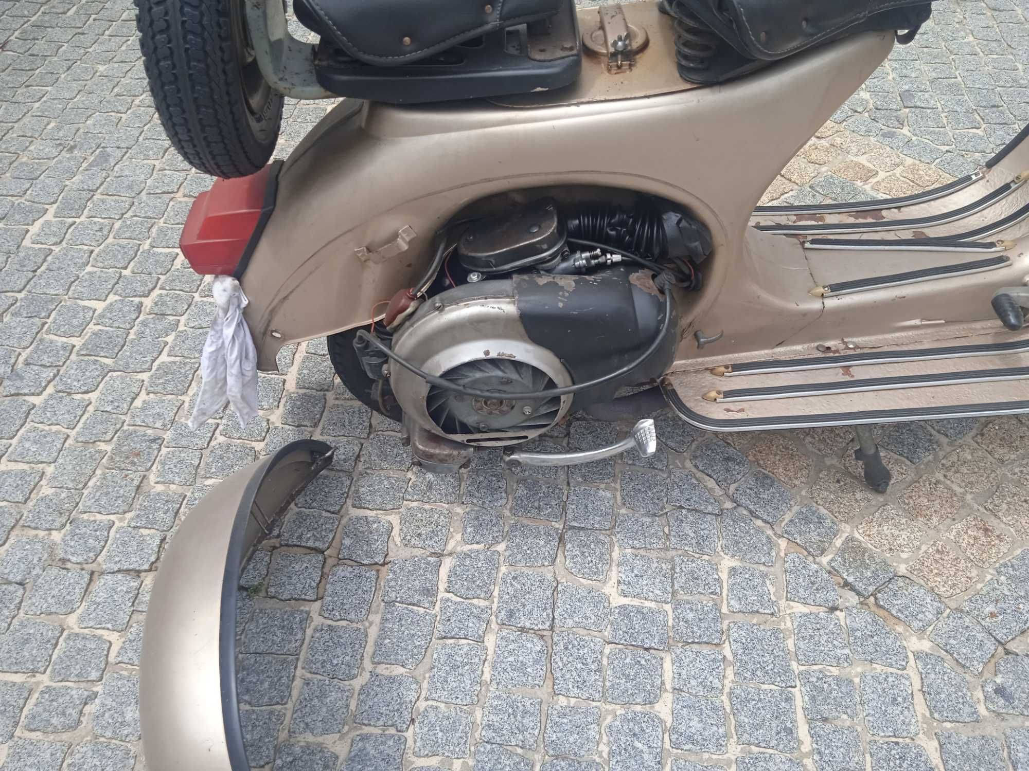 Mota antiga vespa de 1955