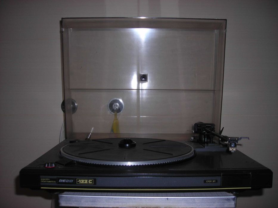 Продаётся проигрыватель винила Вега 122с  практически новый.