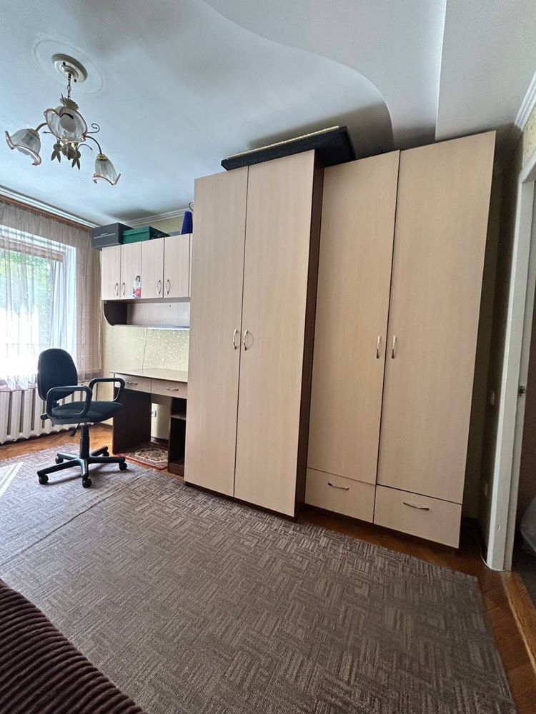 Квартира в хорошому районі 2 кімнати + кухня студія