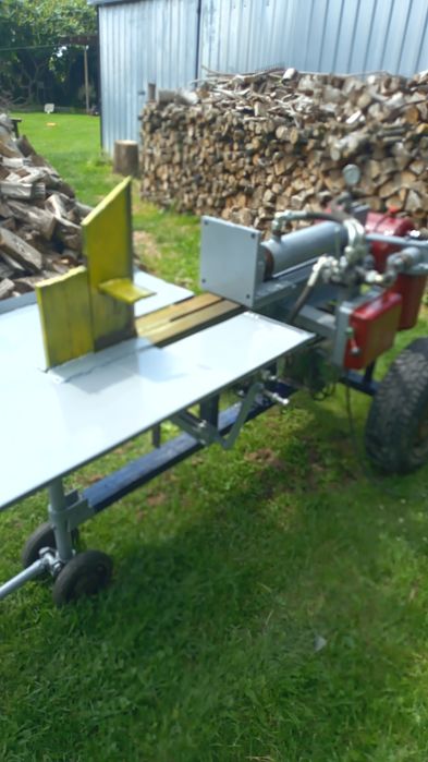 Ciecie i łupanie drzewa łuparka