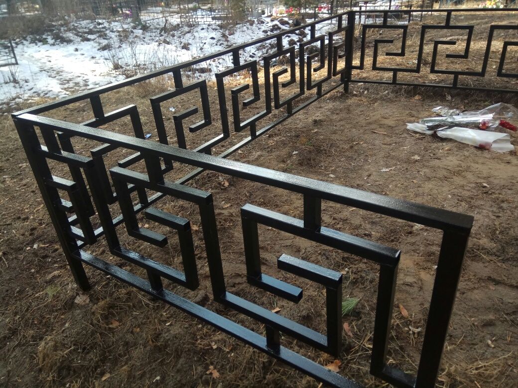Оградка на кладбище.