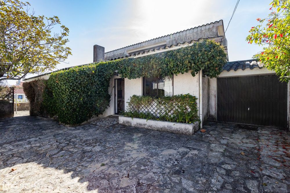 Moradia isolada em lote de 734 m² com piscina | Sesimbra