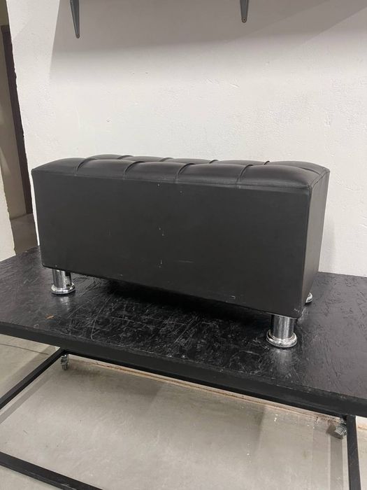 Пуфік чорний з металевими ніжками.