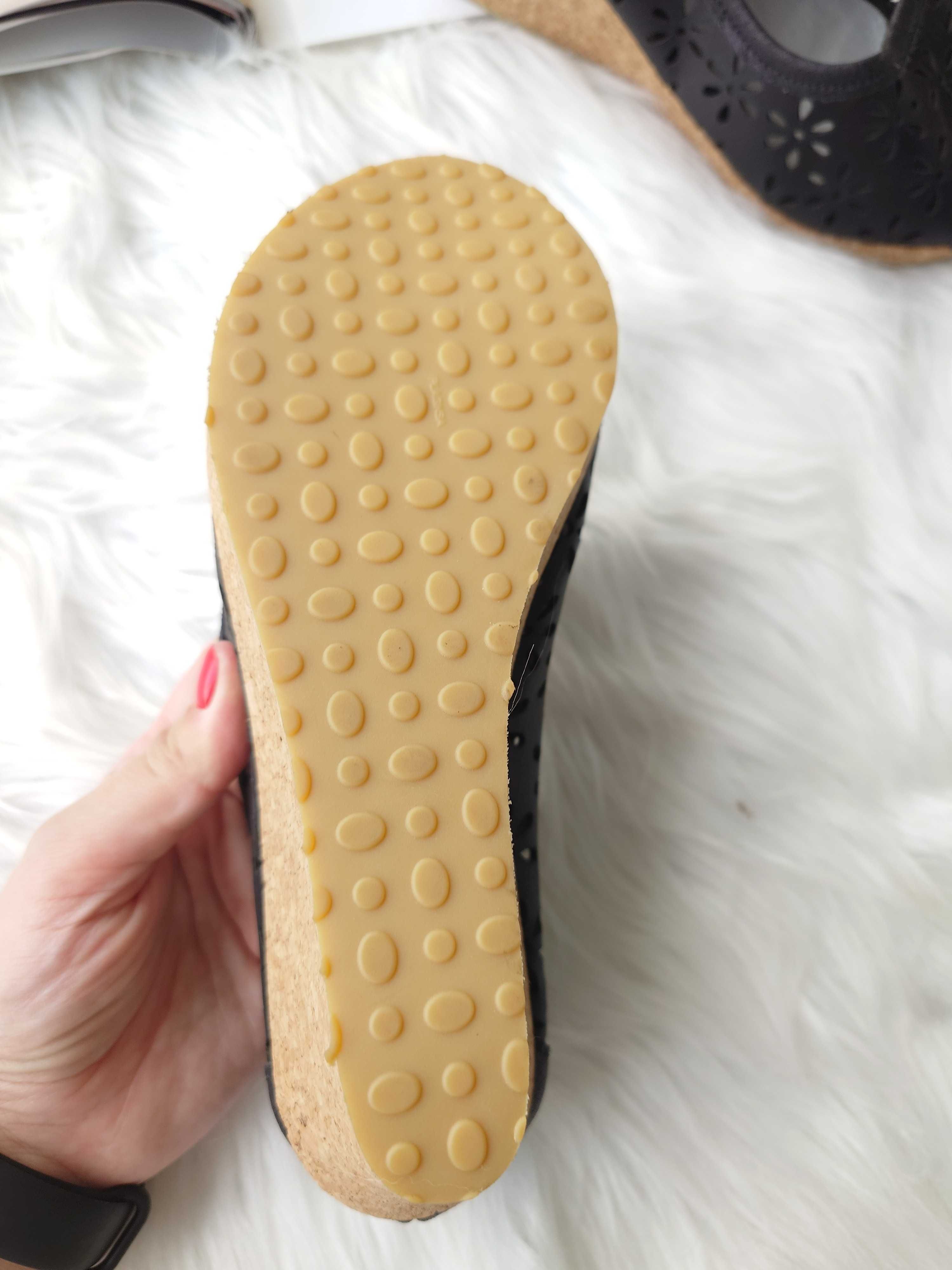 Czarne buty na koturnie z ażurowym wzorem Ten Points 37