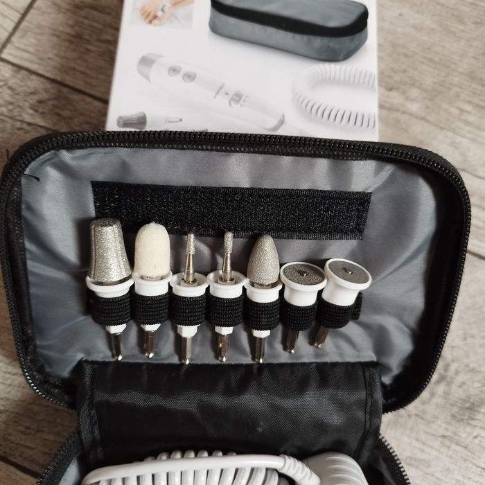 Zestaw do manicure i pedicure.