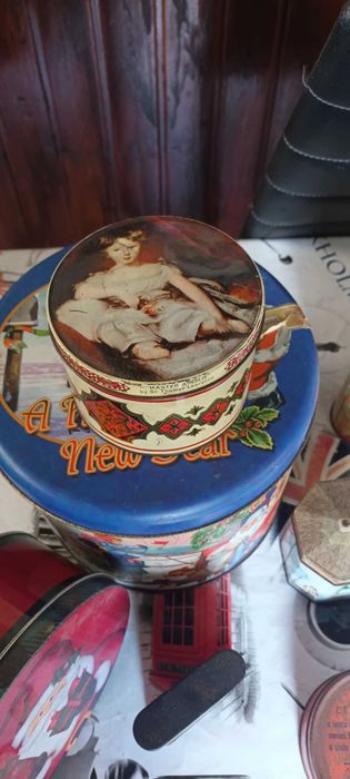 Latas antigas de bolachas e afins
