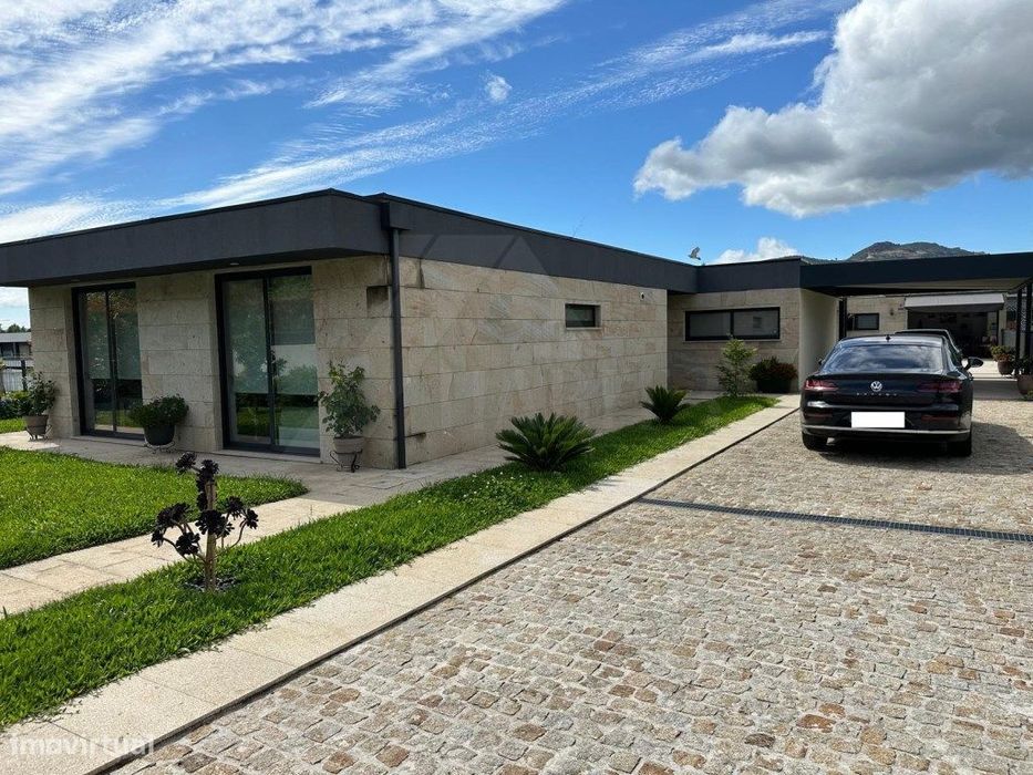 Moradia térrea, no centro da Vila