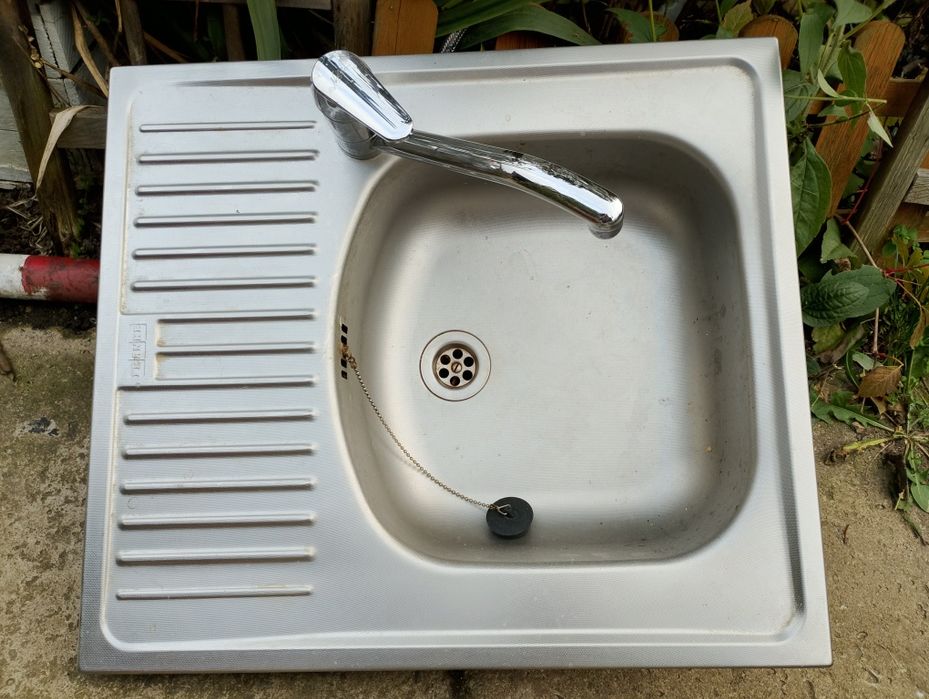 Zlew jednokomorowy z ociekaczem i baterią