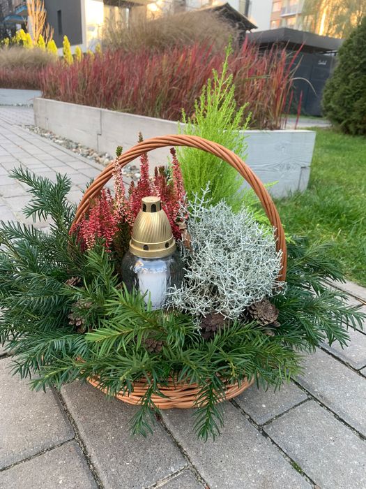 Kompozycja nagrobna w koszu z lampionem