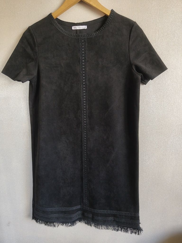 Zara śliczna czarna miękka  sukienka mini boho frędzle "skórzana" S M