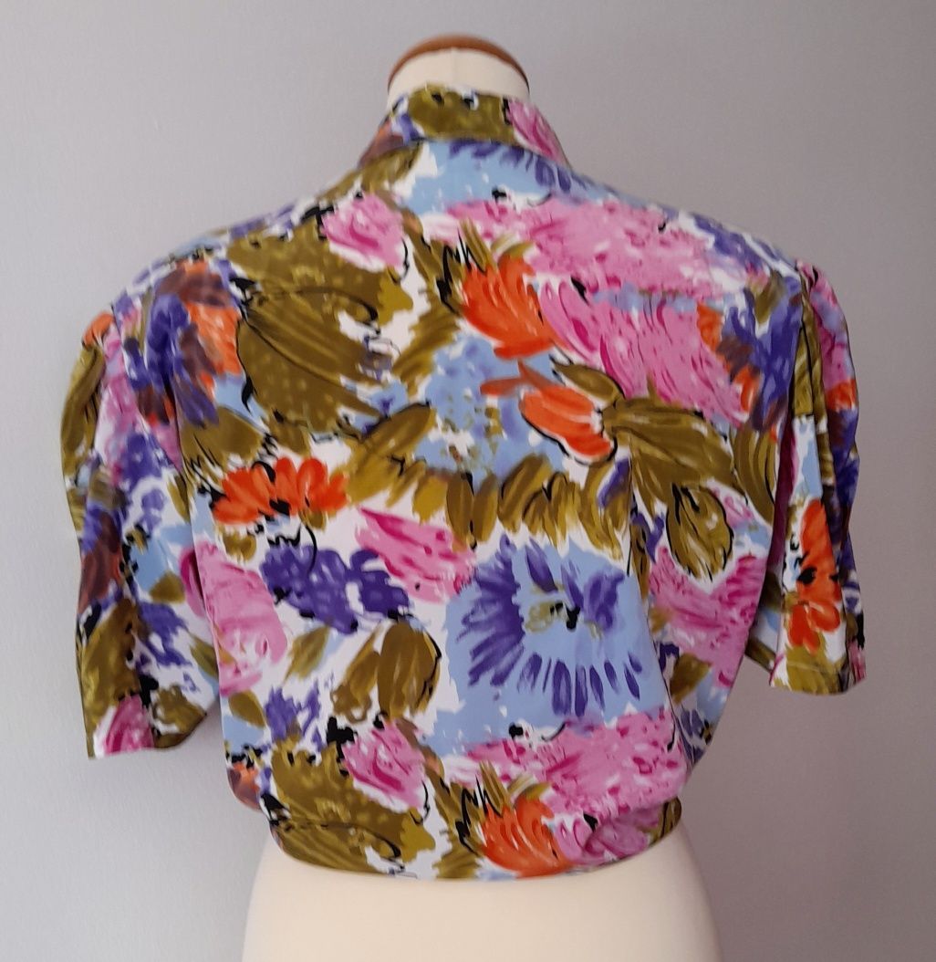 Camiseiro Vintage 90s, com padrão floral. Tamanho L