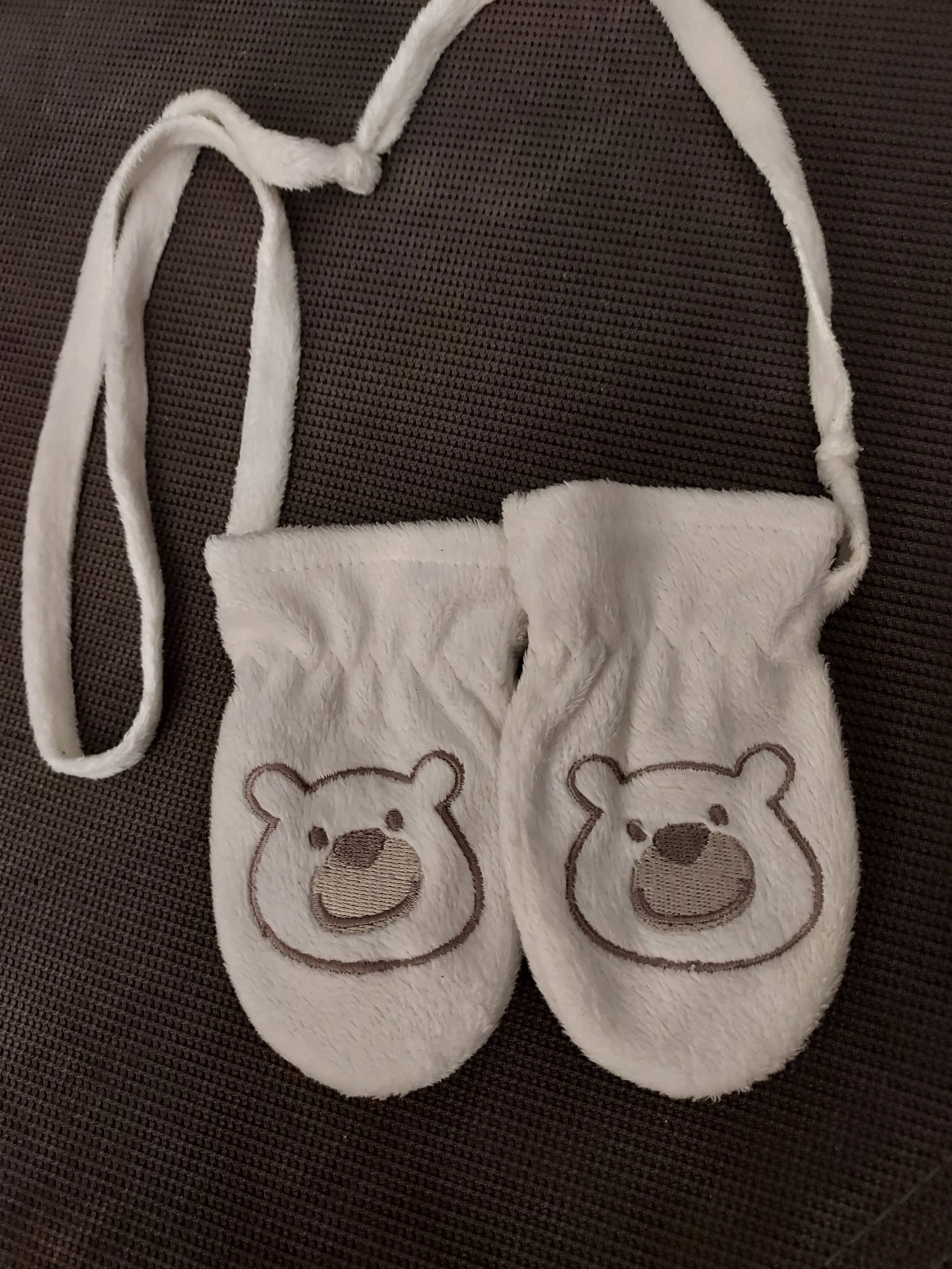 Rękawiczki niemowlęce na sznurku
