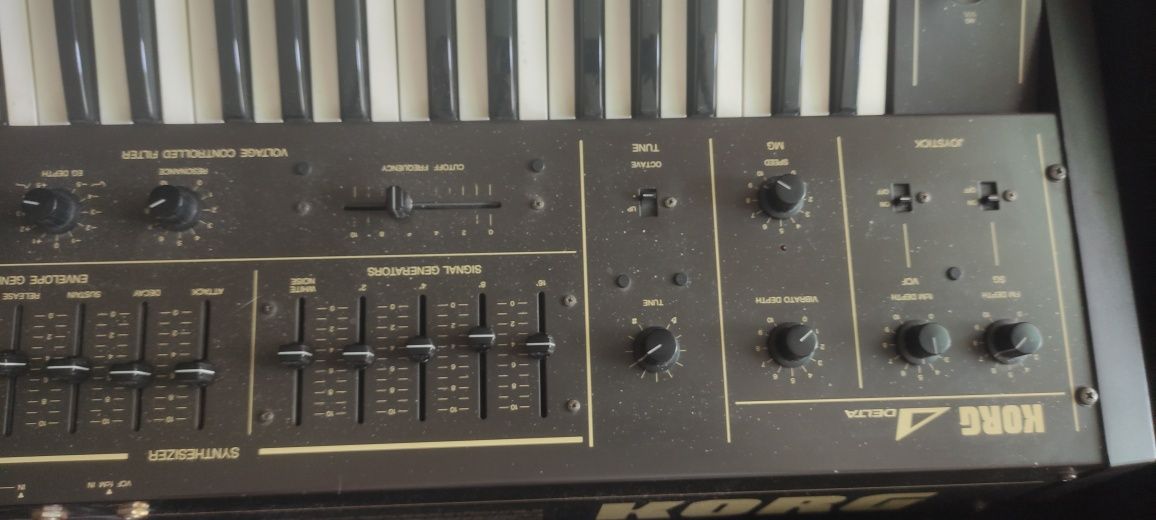 Синтезатор Korg Delta