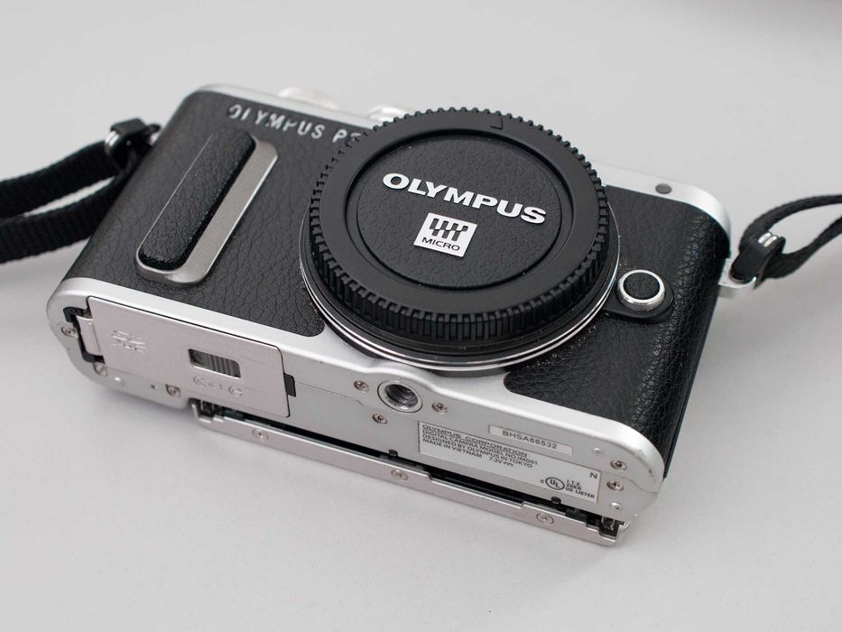 Olympus PEN E-PL8 16.1MP (Corpo + Flash + Bateria Extra + Carregador)