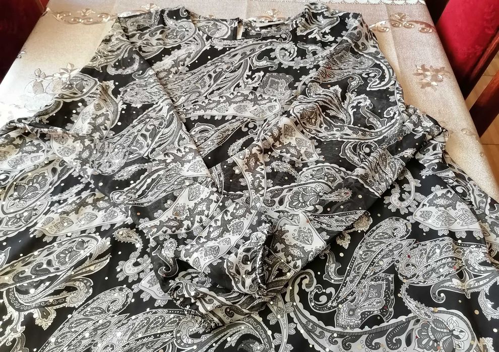 Zwiewna czarna bluzeczka - rozmiar 54