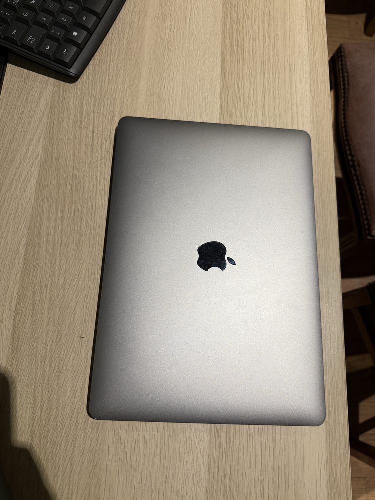 MacBook Pro 13” M1 (2020) – 8GB RAM / 256GB SSD NEGOCIÁVEL