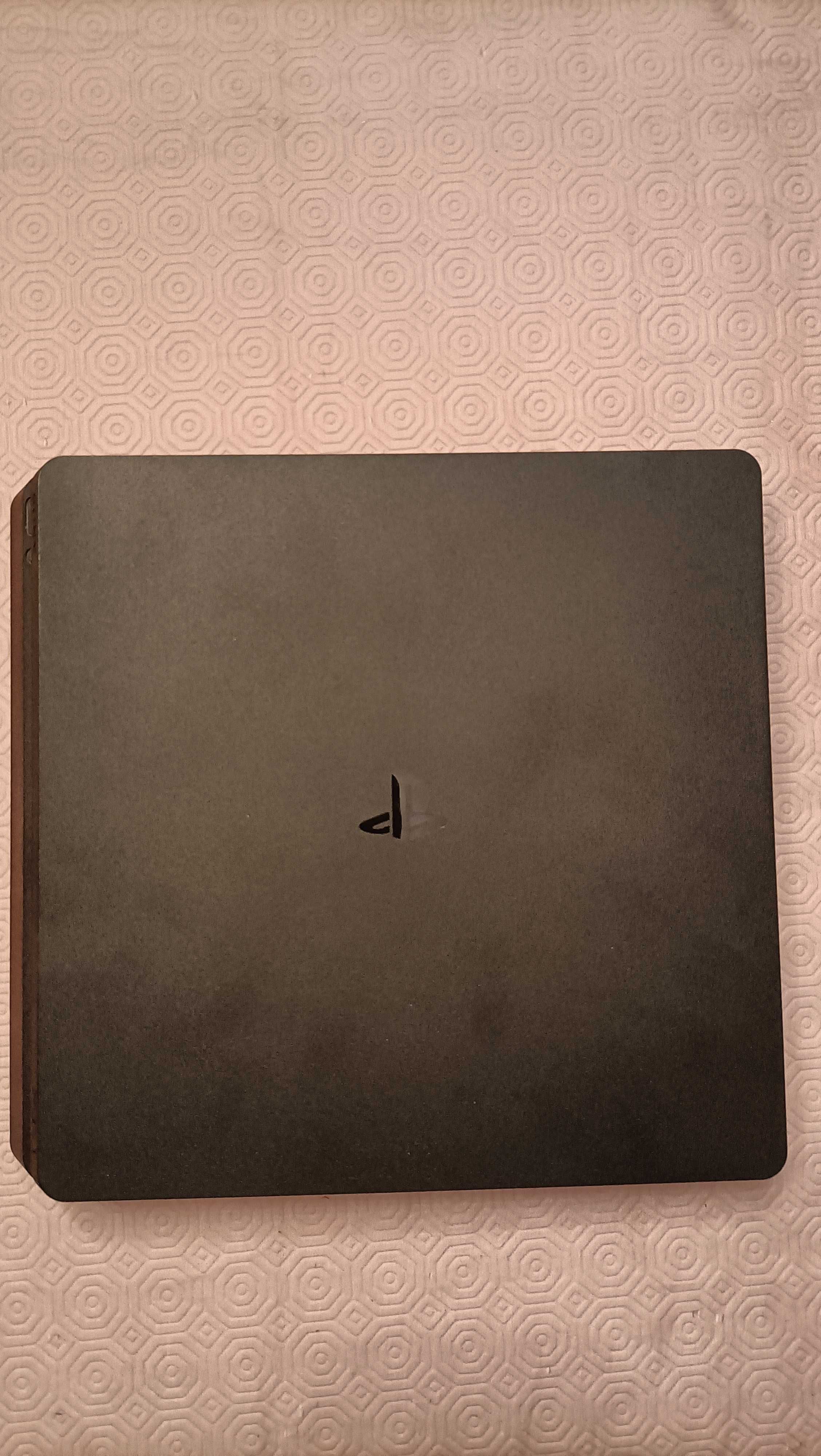 PS4 (1TB) c/ 2 comandos, carregador duplo, 3 jogos + fones de Oferta