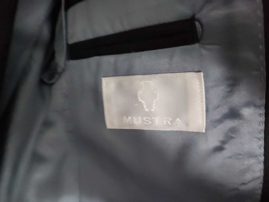 Fato cinza escuro clássico da loja Oficina Mustra - Luxo