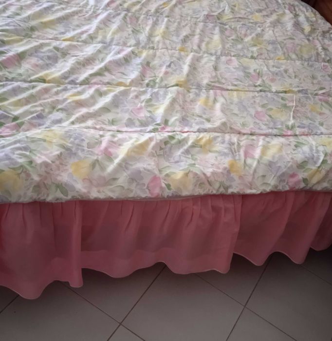 Colcha e cortinados para quarto de jovem