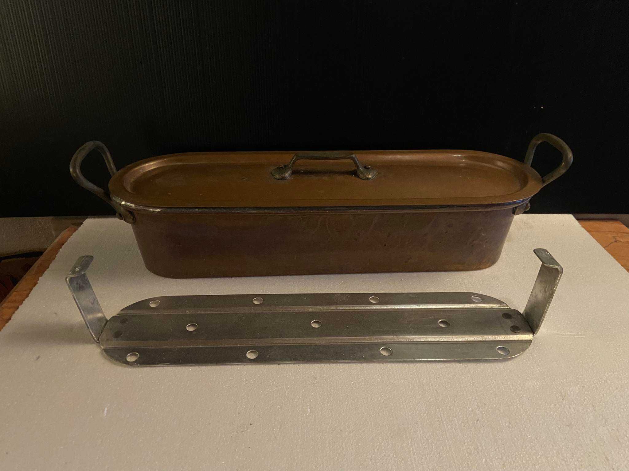 Panela antiga em cobre para cozinhar pescado