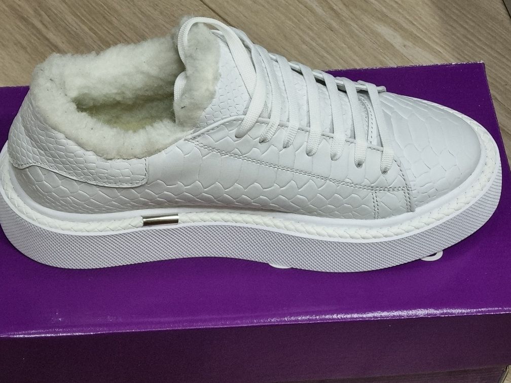 Зимние кросовки на танкетке рр 39-40