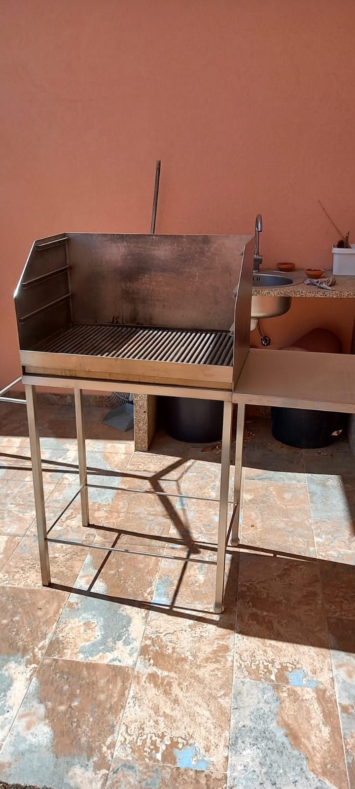 Churrasqueira  em aço  inox.