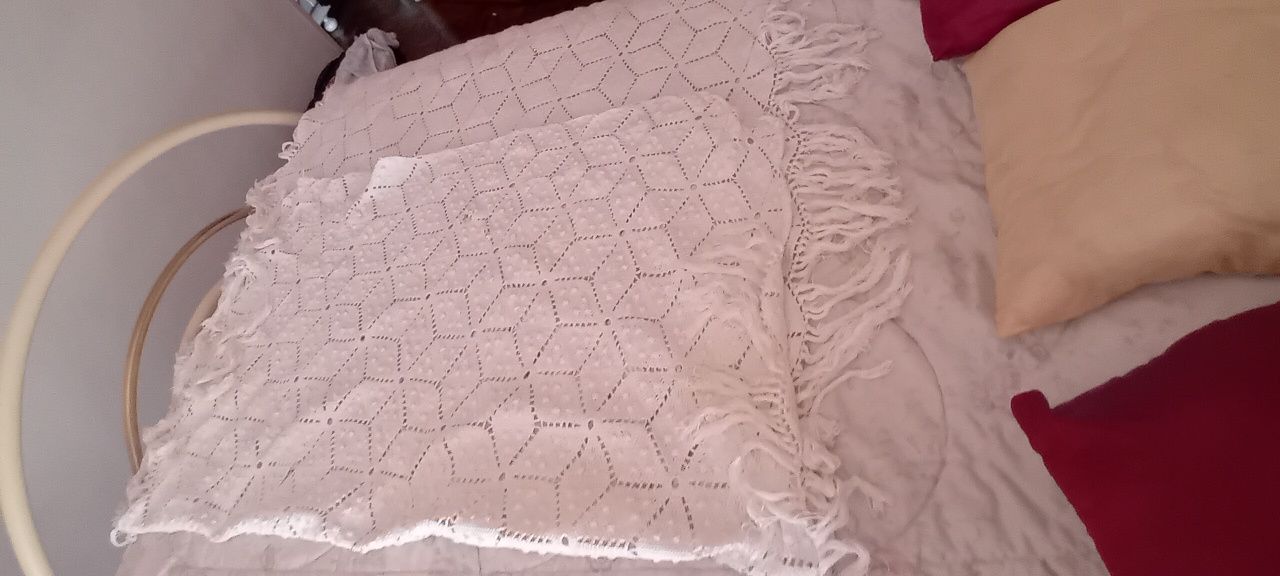 Vendo cobertas, naperons de renda para camas.