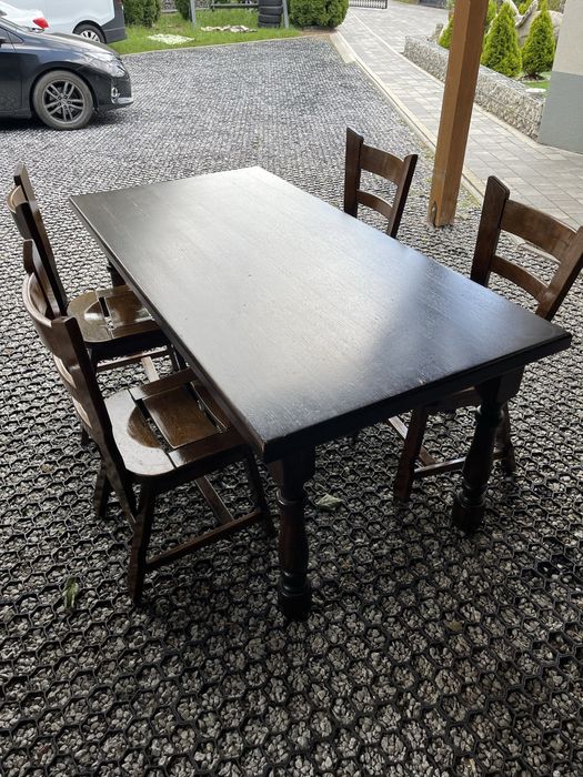 Dębowy stół z krzesłami